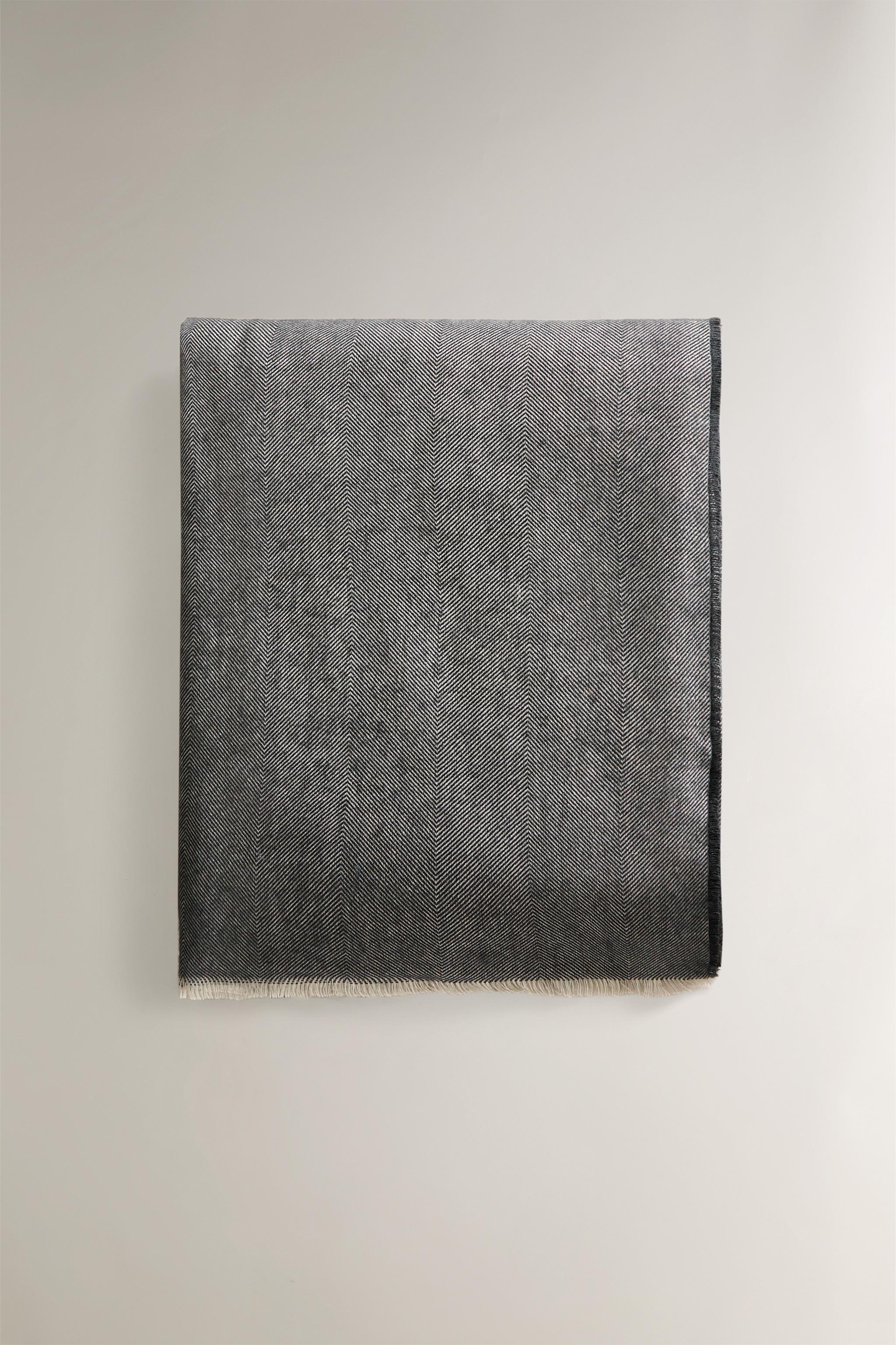 LIGHTWEIGHT FRINGED BLANKET